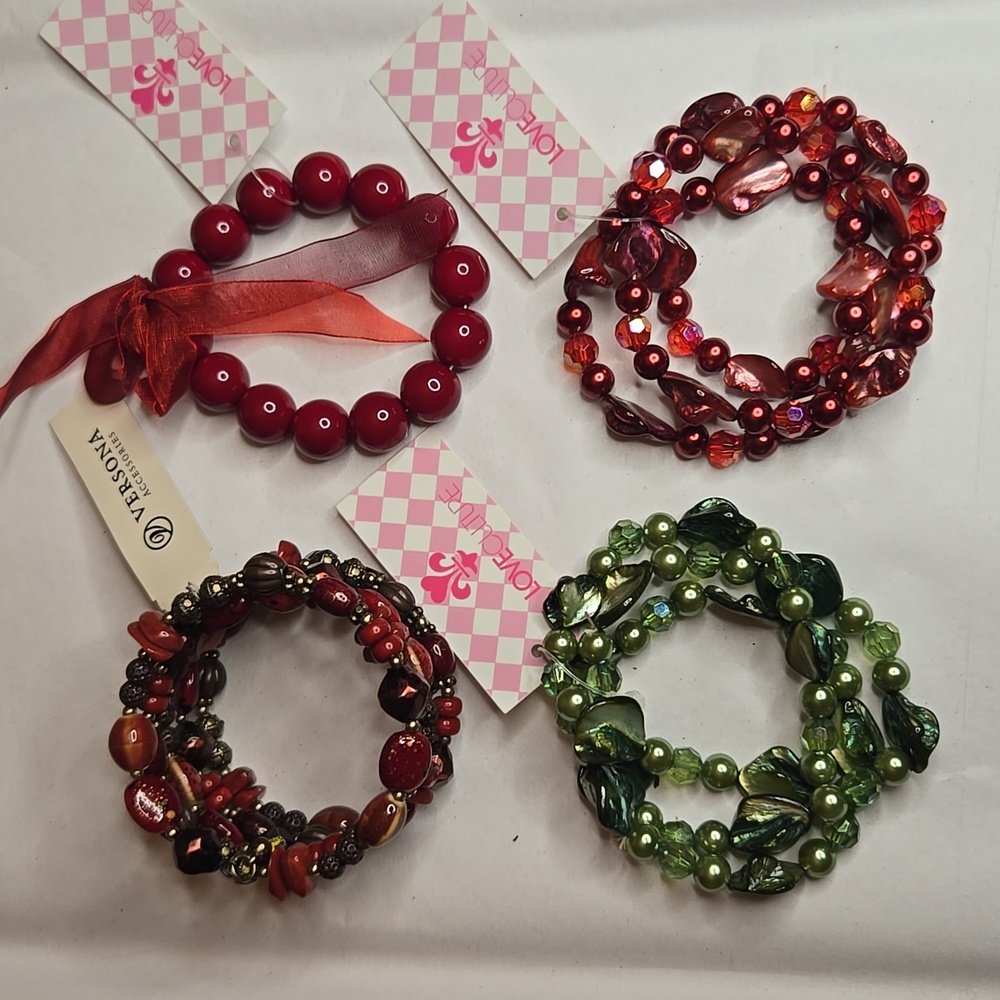 NWT Lot of 4 Red & Green Bracelets 6 Stretch 1 Wire Wrap Beads